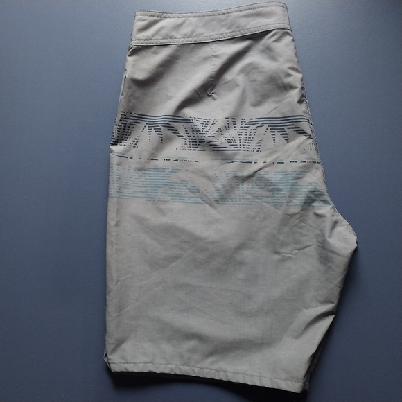 Travis Mathew Board Shorts Size 40 - Picture 11 of 14